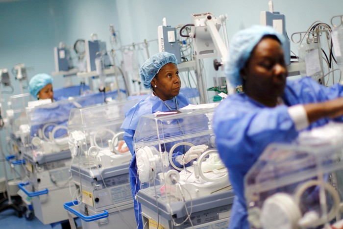 Các bé sơ sinh đang được chăm sóc đặc biệt trong lồng kính ở bệnh viện liên doanh tại Gatire, Venezuela.